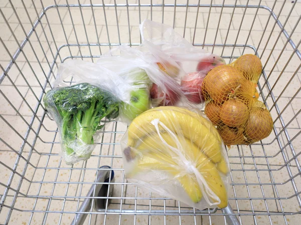 Carrito de compras con comestibles en el supermercado —  Fotos de Stock