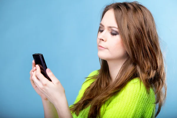 Vrouw texting terwijl het zoeken verbaasd op telefoon — Stockfoto