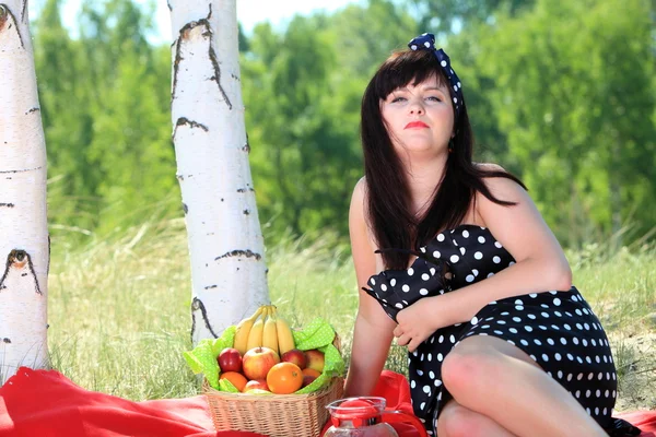 Picnic. Hermosa mujer sentada en la manta —  Fotos de Stock