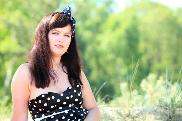 Picknick buitenshuis. Portret van een vrouw. — Stockfoto