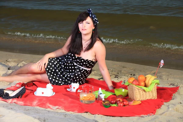 Picknick. mooie vrouw zittend op de deken — Stockfoto