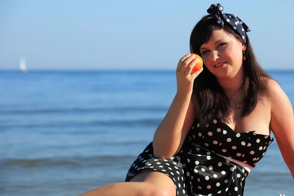 Pique-nique femme en plein air avec des fruits orange — Photo