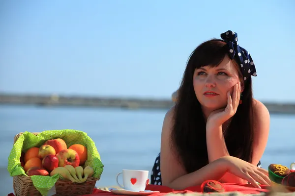 Picnic. Hermosa mujer acostada en la manta — Foto de Stock