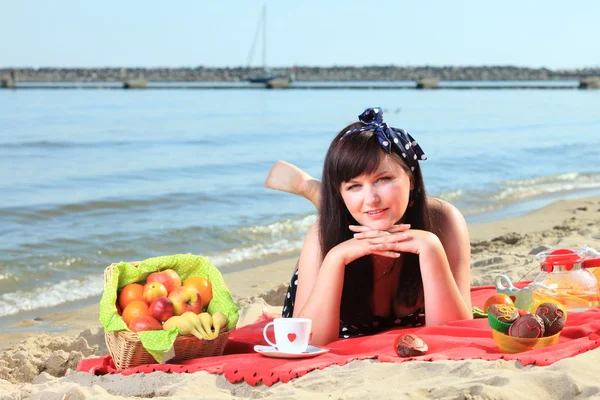 Piknik. piękna kobieta, leżąc na koc — Zdjęcie stockowe