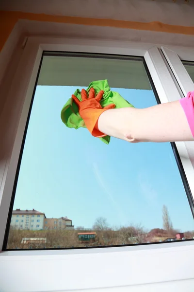 Rukou v rukavici čištění oken hadr — Stock fotografie