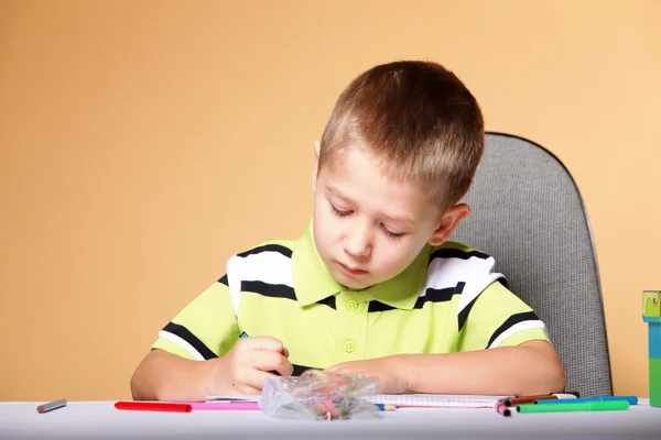 Jeune garçon mignon dessine avec des crayons de couleur — Photo