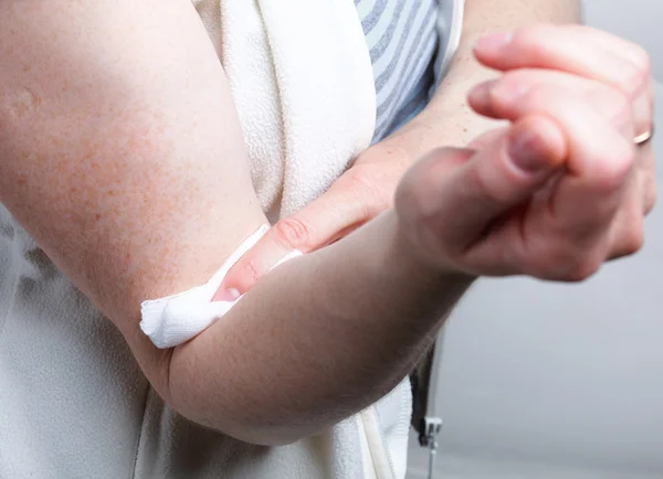 Aplicação de um esfregaço num braço após amostra de sangue — Fotografia de Stock