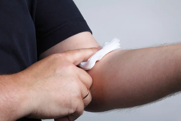 Applicare un tampone a un braccio dopo un campione di sangue — Foto Stock