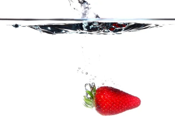 Φράουλα στο νερό βουτιά πάνω από το λευκό — Φωτογραφία Αρχείου