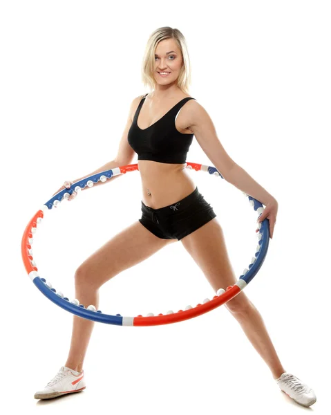 Giovane donna fitness con hula hoop isolato — Foto Stock