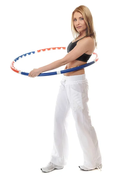 Giovane donna fitness con hula hoop isolato — Foto Stock