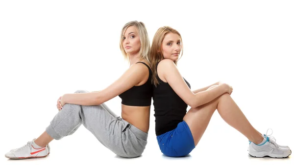 Duas jovens mulheres esportivas após o treino — Fotografia de Stock