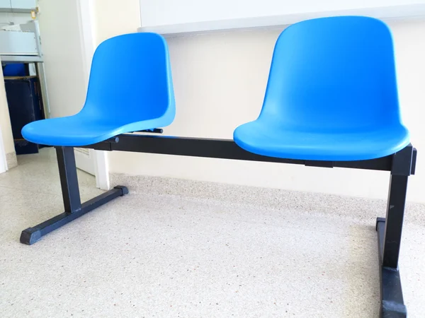 Bekleme odasındaki mavi tabureler — Stok fotoğraf