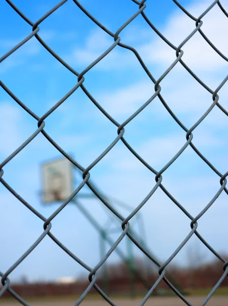 Metalen gaas met vervagen basketbal Hof achtergrond — Stockfoto