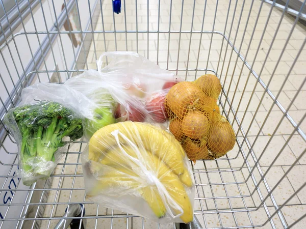 Panier avec épicerie au supermarché — Photo