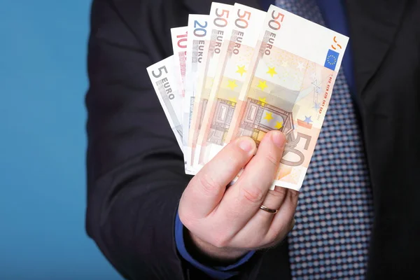 在男性手中的欧元纸币 — 图库照片