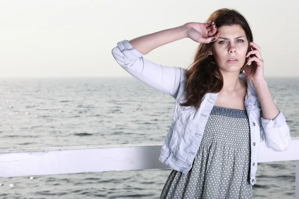 Jonge vrouw op de pier — Stockfoto