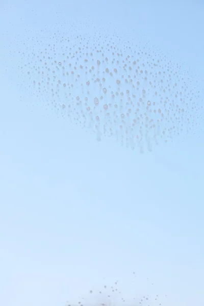 Druppels op de windowpane schoonmaken venster — Stockfoto