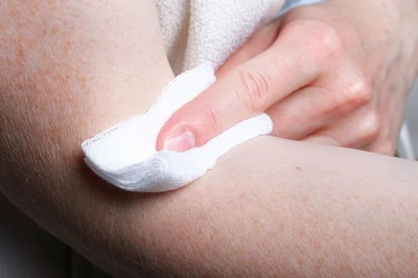 Appying een doekje op een arm na bloedmonster — Stockfoto