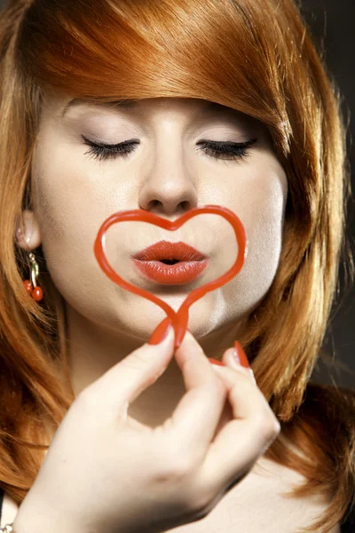 Chica pelirroja feliz con corazón símbolo de amor — Foto de Stock