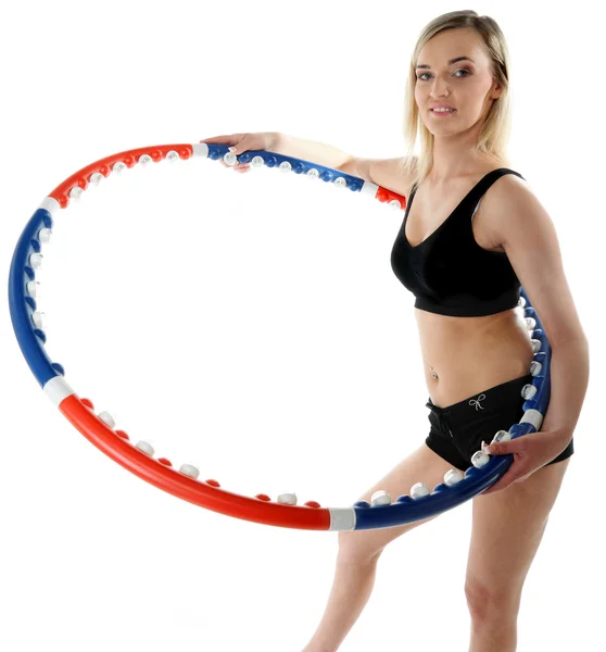 Jeune femme de fitness avec hula hoop isolé — Photo