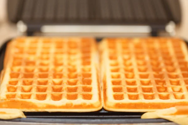 Waffle iron preparing waffles in kitchen — Stock Photo, Image