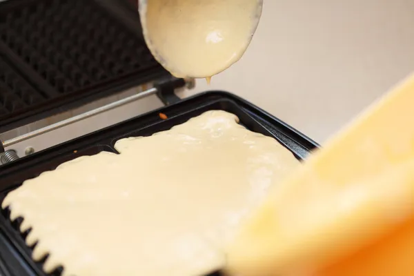 Vaflovač příprava vafle v kuchyni — Stock fotografie