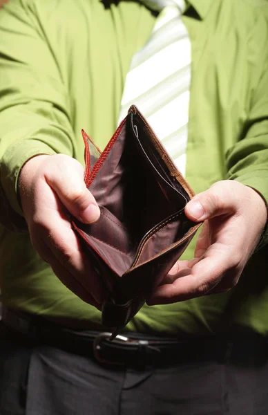 Tom plånbok i manliga händer - dålig ekonomi — Stockfoto