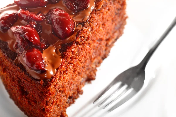 Kus čokoládový dort s polevou a cherry — Stock fotografie