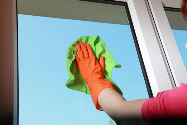 Gehandschoende hand venster met doek schoonmaken — Stockfoto