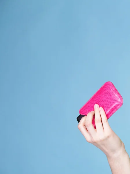 Mano femenina con teléfono móvil en funda rosa —  Fotos de Stock