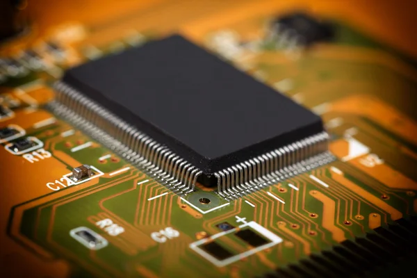 Placa de circuito impresso com componentes elétricos — Fotografia de Stock
