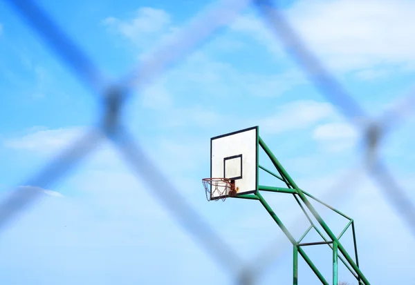 Basket korg och blur metallnät — Stockfoto