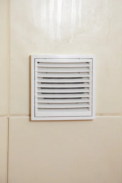 Rejilla de ventilación de baño blanco ventilado — Foto de Stock