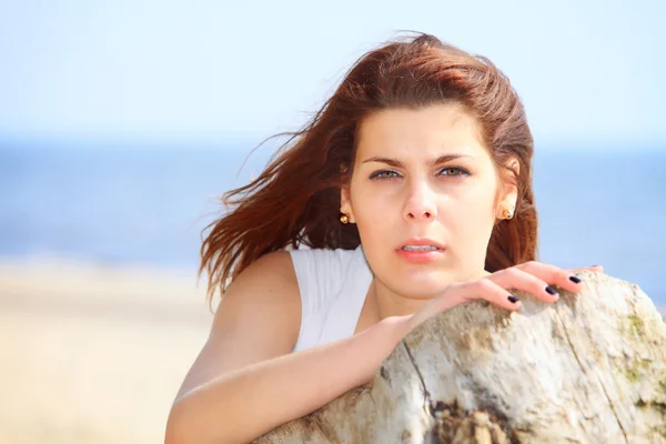 Junge Frau im Sommerurlaub am Strand — Stockfoto