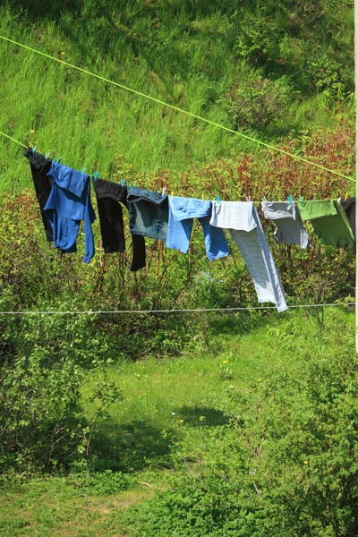 Roupas penduradas para secar em uma linha de lavanderia — Fotografia de Stock
