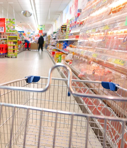 Vista de un carrito de compras en el supermercado — Foto de Stock