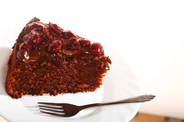 Шматочок шоколадного торта з глазур'ю та вишнею — стокове фото