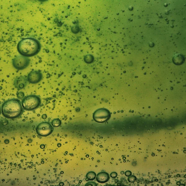 Bolle di sapone verde fondo liquido — Foto Stock