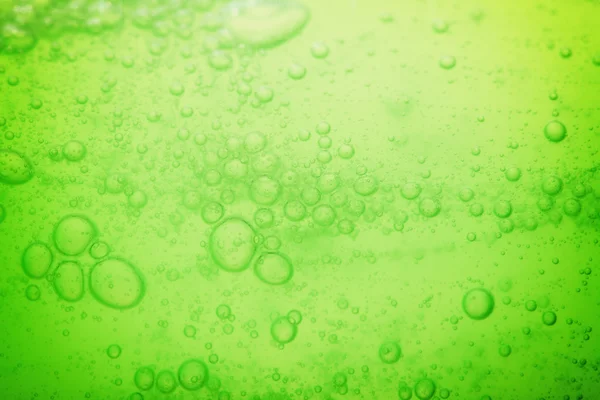 Bolle di sapone verde fondo liquido — Foto Stock