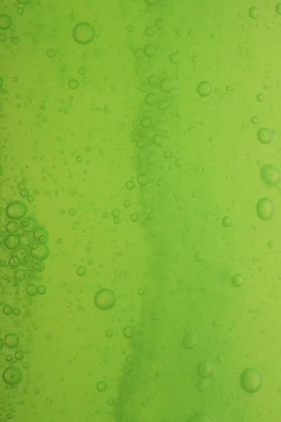 Bolle di sapone verde fondo liquido — Foto Stock