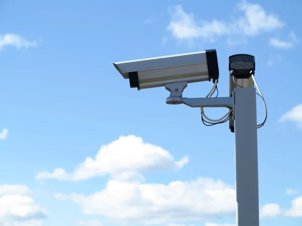 Câmera de segurança cctv sobre o céu azul — Fotografia de Stock