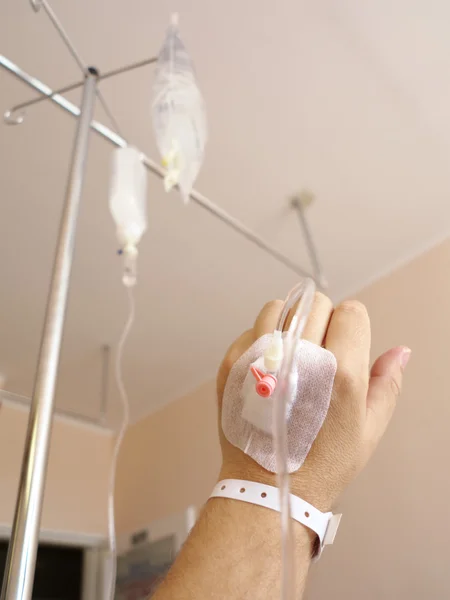 Patientens hand på sjukhuset med dropp — Stockfoto