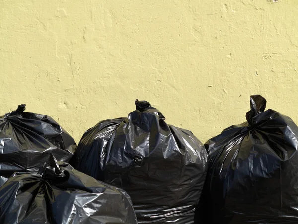 Montón de bolsas de basura negro completo —  Fotos de Stock