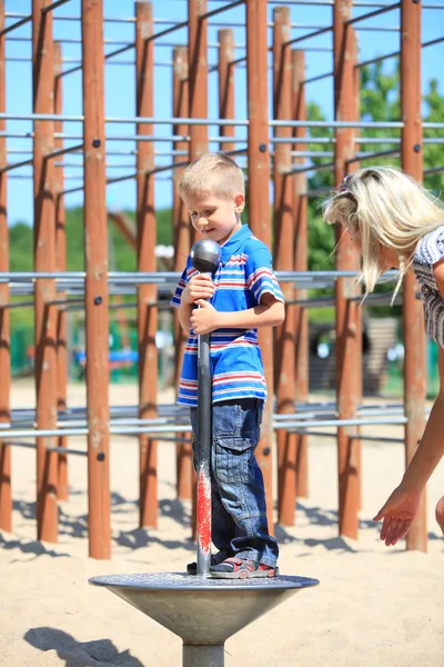 Junge oder Kind spielen auf Spielplatz — Stockfoto