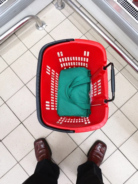 Empty shopping basket at supermarket — Stock Photo, Image