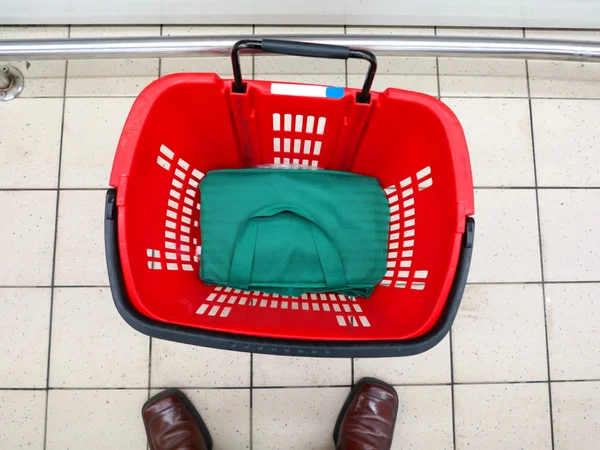 Cesta de compras vazia no supermercado — Fotografia de Stock