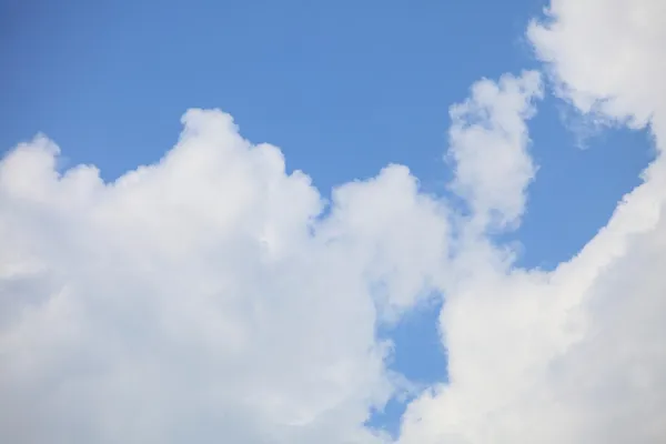 Nuvens brancas em um céu azul — Fotografia de Stock