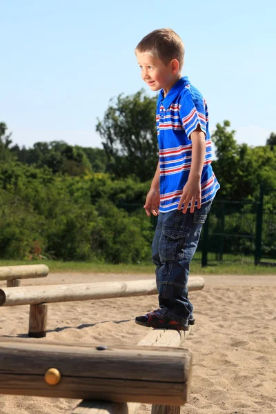 Criança no parque infantil, criança em ação brincando — Fotografia de Stock