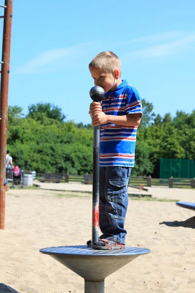 Barn pojke eller barn som leker på lekplatsen — Stockfoto